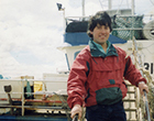 Joven en rampa de barco Joven en rampa de barco