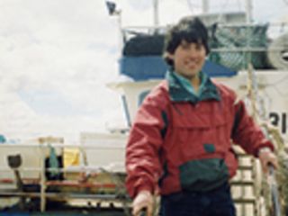 Joven en rampa de barco Joven en rampa de barco