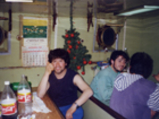 Joven en un bar Joven en un bar