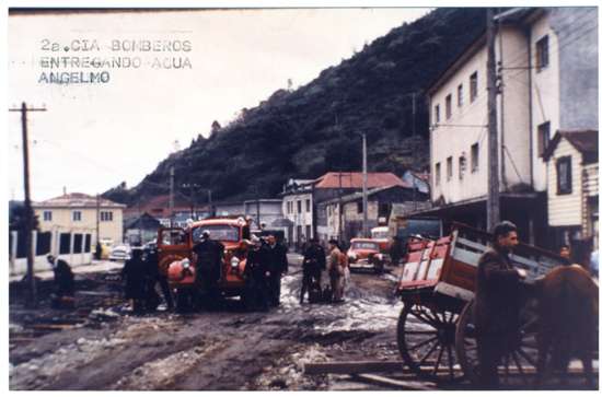 Bomberos de Puerto Montt reparten agua