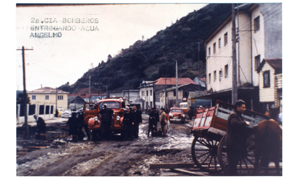 Bomberos de Puerto Montt reparten agua