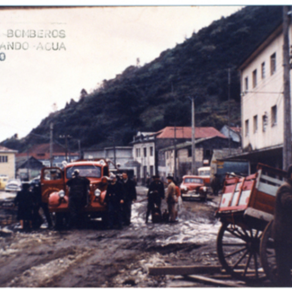 Bomberos de Puerto Montt reparten agua Bomberos de Puerto Montt reparten agua
