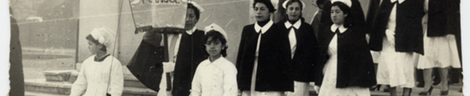 Desfile de voluntarias de la Cruz Roja