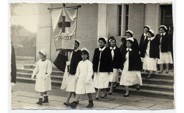 Desfile de voluntarias de la Cruz Roja