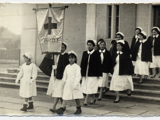 Desfile de voluntarias de la Cruz Roja