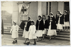 Desfile de voluntarias de la Cruz Roja