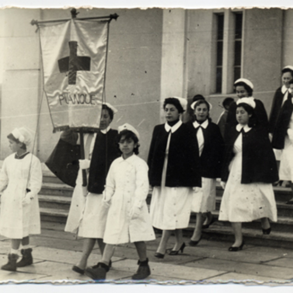 Desfile de voluntarias de la Cruz Roja