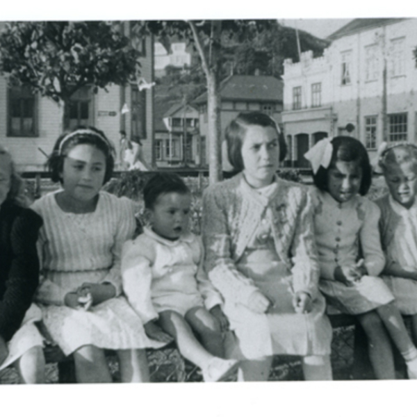 Niñas en la plaza de Puerto Montt