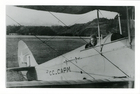 Piloto sobre su avioneta Piloto sobre su avioneta