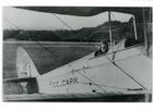 Piloto sobre su avioneta Piloto sobre su avioneta