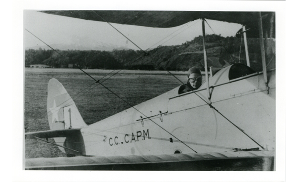 Piloto sobre su avioneta