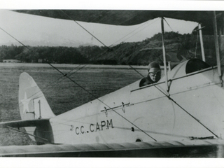 Piloto sobre su avioneta Piloto sobre su avioneta