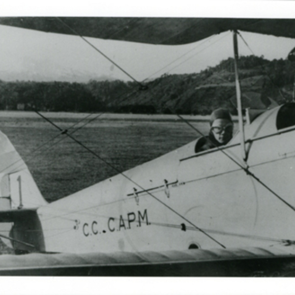 Piloto sobre su avioneta