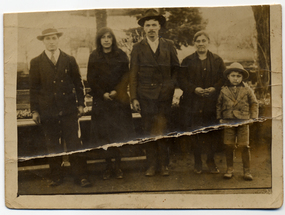 Familia en la estación de ferrocarril de Purranque