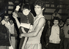 Basquetbolista con niño en brazos Basquetbolista con niño en brazos