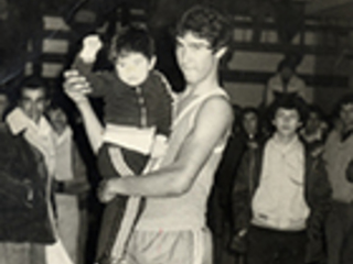 Basquetbolista con niño en brazos