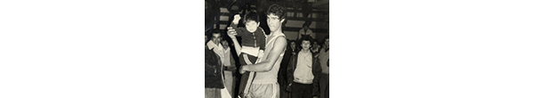 Basquetbolista con niño en brazos