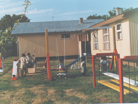 Juegos en el patio del jardín infantil