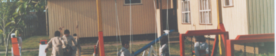 Juegos en el patio del jardín infantil