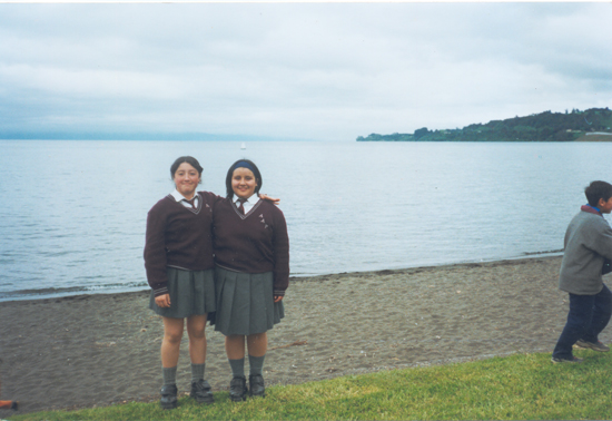 Primas junto al lago Llanquihue Primas junto al lago Llanquihue