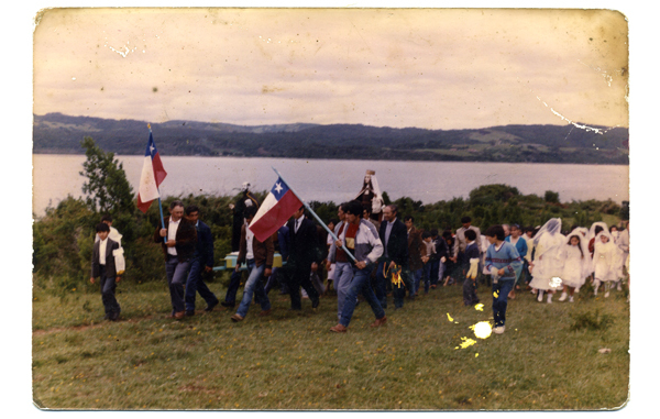 Peregrinos junto a la virgen del Carmen