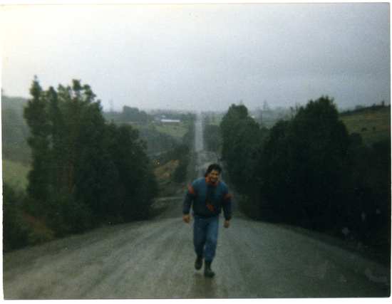 Hombre en camino de tierra