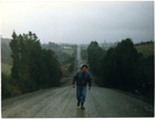 Hombre en camino de tierra Hombre en camino de tierra