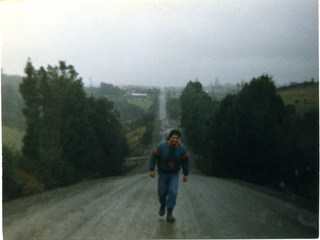 Hombre en camino de tierra