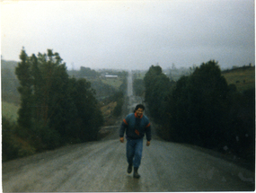 Hombre en camino de tierra