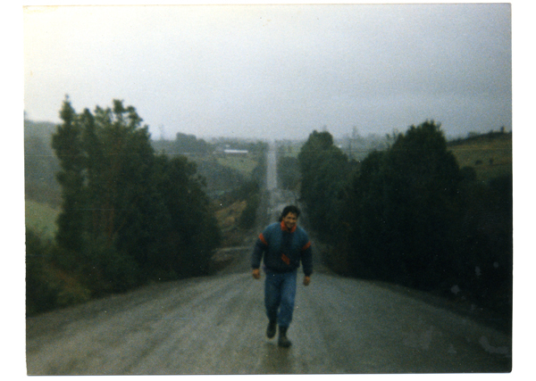 Hombre en camino de tierra