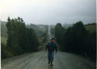 Hombre en camino de tierra