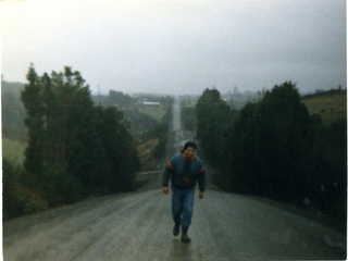 Hombre en camino de tierra