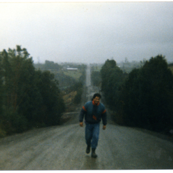 Hombre en camino de tierra