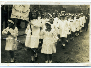 Desfile de voluntarias de la Cruz Roja