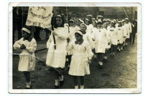 Desfile de voluntarias de la Cruz Roja