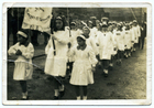 Desfile de voluntarias de la Cruz Roja