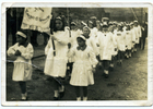 Desfile de voluntarias de la Cruz Roja