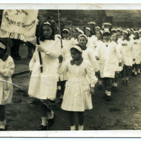 Desfile de voluntarias de la Cruz Roja