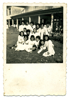 Alumnas en el jardín del colegio Alumnas en el jardín del colegio