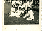 Alumnas en el jardín del colegio