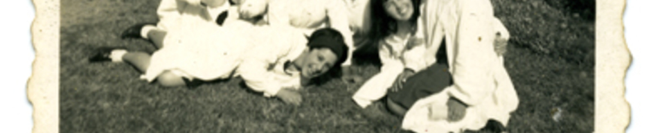 Alumnas en el jardín del colegio Alumnas en el jardín del colegio
