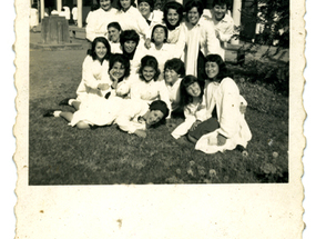 Alumnas en el jardín del colegio