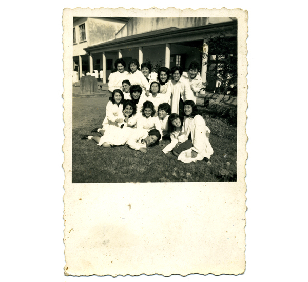 Alumnas en el jardín del colegio