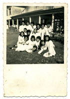 Alumnas en el jardín del colegio