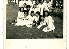 Alumnas en el jardín del colegio