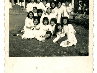 Alumnas en el jardín del colegio Alumnas en el jardín del colegio