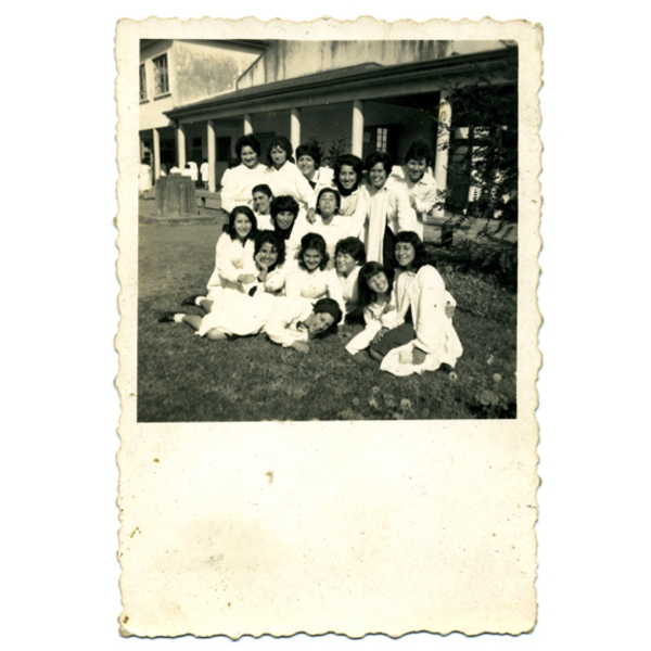 Alumnas en el jardín del colegio