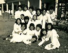 Alumnas en el jardín del colegio