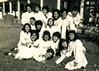 Alumnas en el jardín del colegio