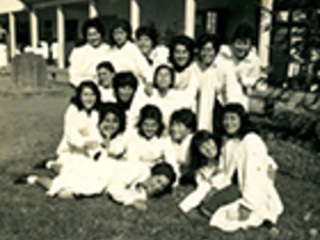 Alumnas en el jardín del colegio